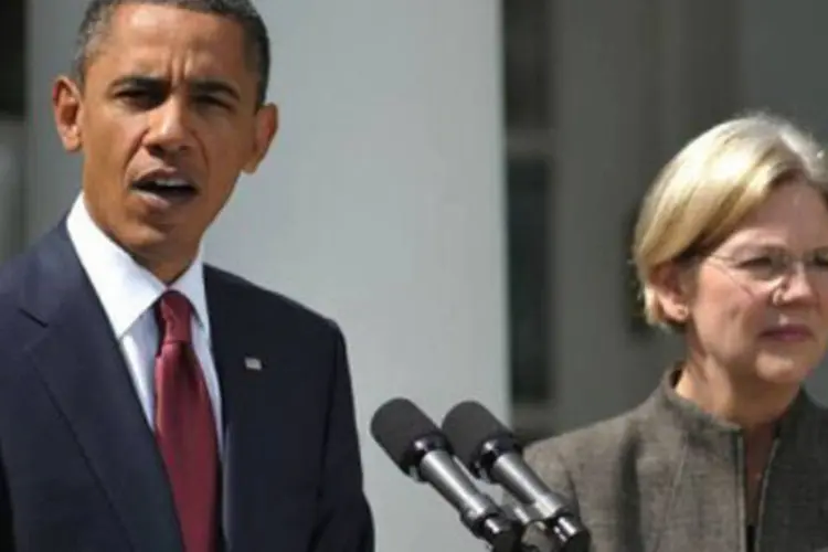 O presidente dos EUA, Barack Obama, e a nova conselheira especial do Escritório de Proteção ao Consumidor Financeiro, Elizabeth Warren (Mandel Ngan/AFP)