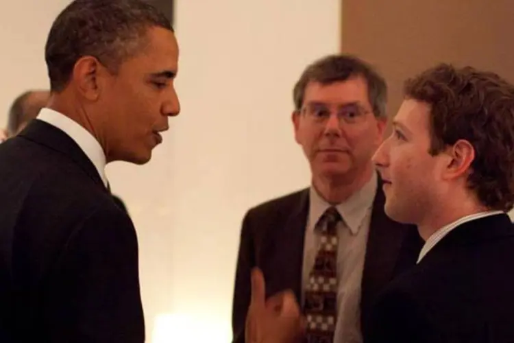Obama e Zuckerberg: presidente dos EUA convidou população para conversa via Facebook (Divulgação/Casa Branca)