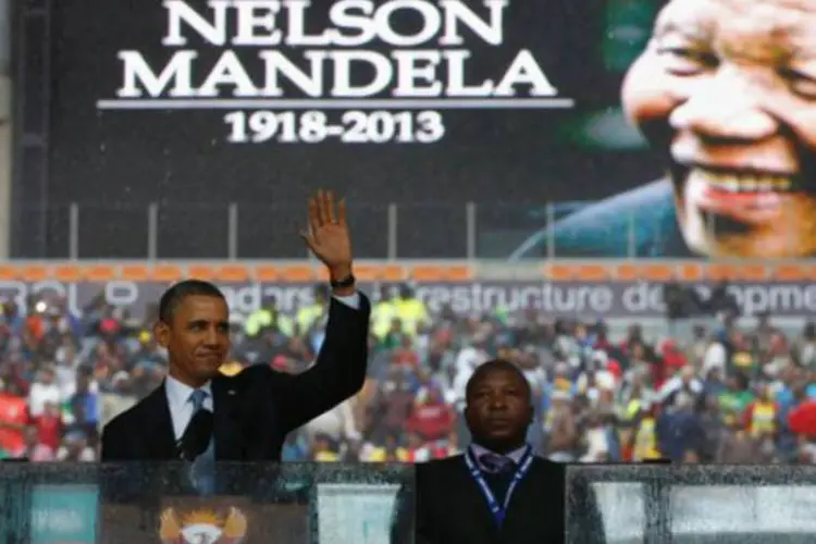 Barack Obama discursa no funeral de Nelson Mandela. O intérprete farsante aparece na imagem (Kevin Lamarque/Reuters)
