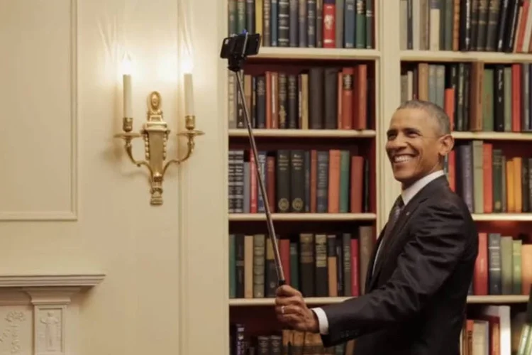 Barack Obama: vídeo produzido pelo BuzzFeed mostra presidente americano brincando com pau de selfie e até ensaiando caretas em frente ao espelho (Reprodução/Facebook)