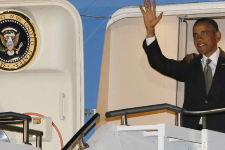 O presidente dos Estados Unidos, Barack Obama, chega à África do Sul: os atos oficiais de Obama na África do Sul começarão amanhã com uma reunião com o presidente sul-africano, Jacob Zuma. (REUTERS/Jason Reed)