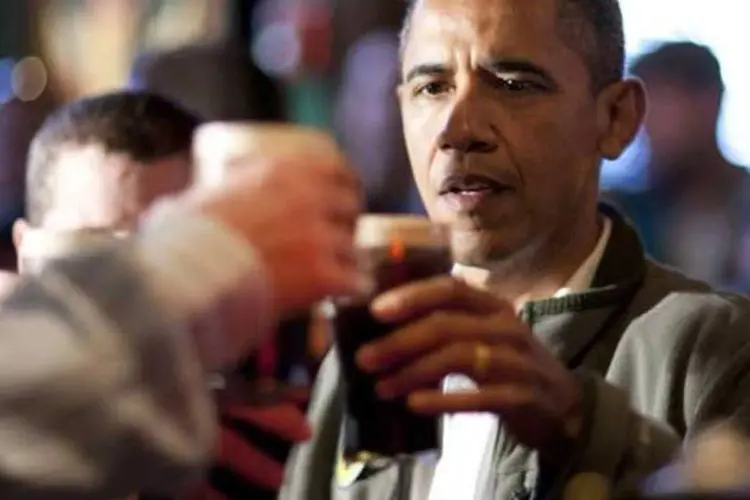 Barack Obama toma cerveja no dia de St. Patrick, em março de 2012 (Joshua Roberts/Getty Images)