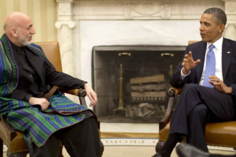 O presidente dos EUA, Barack Obama, se reúne com o presidente do Afeganistão, Hamid Karzai, no Salão Oval da Casa Branca, em Washington (REUTERS / Jason Reed)