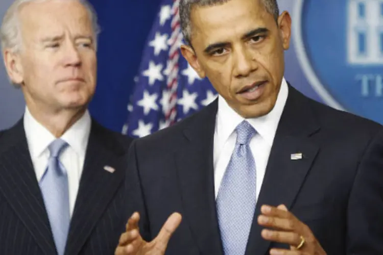 
	Presidente dos EUA, Barack Obama, discursa ao lado de vice-presidente, Joe Biden, depois de a C&acirc;mara dos Deputados ter aprovado legisla&ccedil;&atilde;o destinada a evitar o &quot;abismo fiscal&quot;
 (REUTERS / Jonathan Ernst)