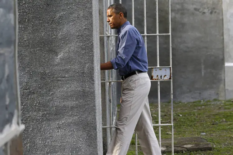 
	Obama em visita &agrave; cadeia Robben Island, onde Mandela ficou preso por 18 anos: &quot;O mundo agradece aos her&oacute;is de Robben Island&quot;, disse o presidente
 (REUTERS/Jason Reed)