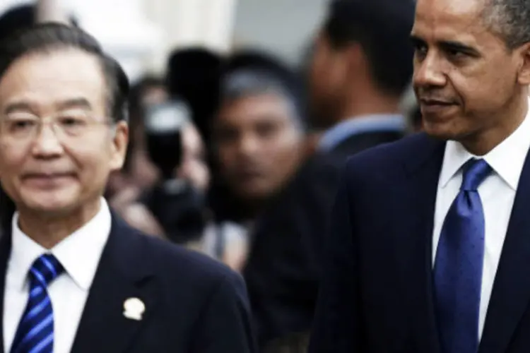 
	Barack Obama e o primeiro-ministro chin&ecirc;s, Wen Jiabao, chegam para a sess&atilde;o plen&aacute;ria do ASEAN (Associa&ccedil;&atilde;o das Na&ccedil;&otilde;es do Sudeste Asi&aacute;tico), em Phnom Penh
 (REUTERS / Samrang Pring)