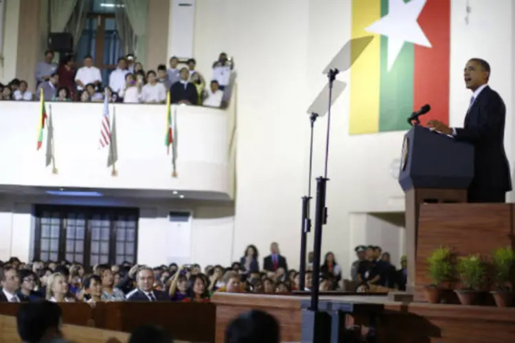 Presidente dos EUA, Barack Obama, faz discurso na Universidade de Yangon (REUTERS/Jason Reed)