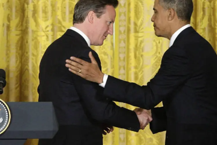 O primeiro-ministro britânico David Cameron cumprimenta o presidente dos Estados Unidos Barack Obama (REUTERS/Jonathan Ernst)