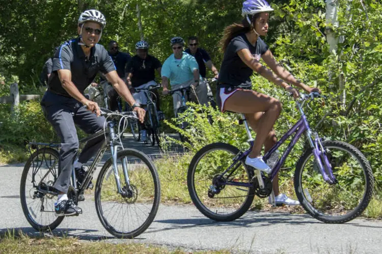 
	Barack Obama e a filha Malia Obama andam de bicicleta durante f&eacute;rias da fam&iacute;lia em Martha&#39;s Vineyard
 (Rick Friedman-Pool/Getty Images)
