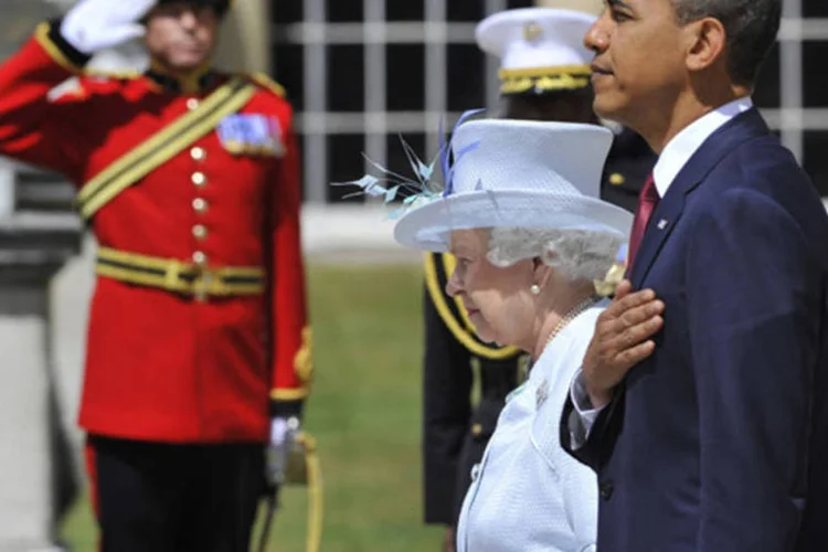 Durante a cerimônia de recepção ao casal norte-americano, Obama e rainha Elizabeth II ouvem ao hino do Reino Unido no jardim do palácio de Buckingham (Toby Melville - WPA Pool/Getty Images)