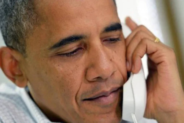 Obama conversa com voluntário durante visita a escritório de campanha: para 57% dos entrevistados, o republicano faria mais pelos ricos do que pela classe média (©AFP / Mandel Ngan)