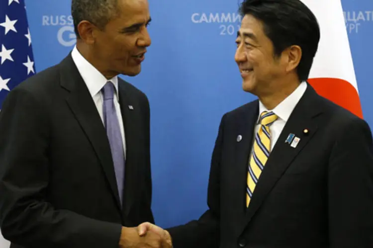 
	Obama e Abe: os dois l&iacute;deres concordaram que as a&ccedil;&otilde;es da R&uacute;ssia amea&ccedil;am a paz e a seguran&ccedil;a internacional, segundo a Casa Branca
 (Kevin Lamarque/Reuters)