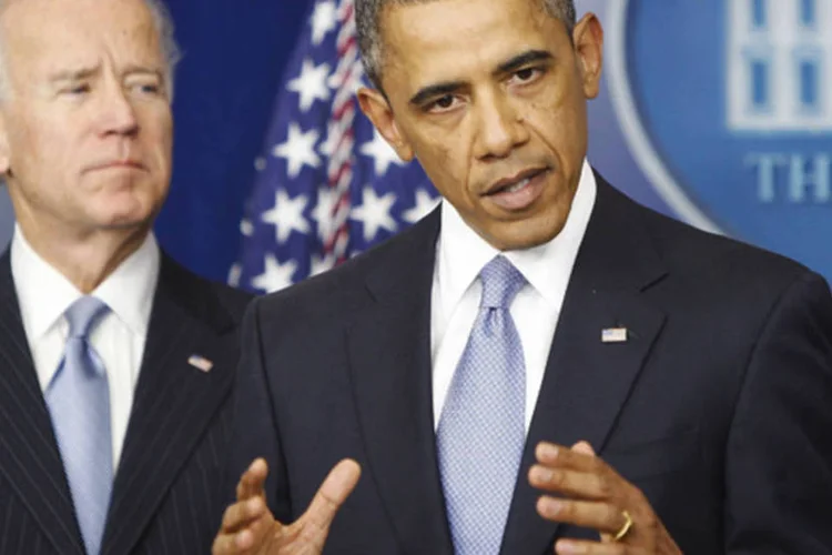 
	Barack Obama ao lado de Joe Biden: recomenda&ccedil;&otilde;es incluem nomea&ccedil;&atilde;o de um diretor do Escrit&oacute;rio de &Aacute;lcool, Tabaco e Armas, que est&aacute; h&aacute; seis anos sem um dirigente permanente
 (REUTERS/Jonathan Ernst)
