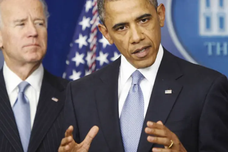 Barack Obama faz observações ao lado do vice-presidente Joe Biden apósde a Câmara dos Deputados aprovar legislação destinada a evitar o abismo fiscal na Casa Branca, Washington, em 1 de janeiro de 2013 (REUTERS/Jonathan Ernst)
