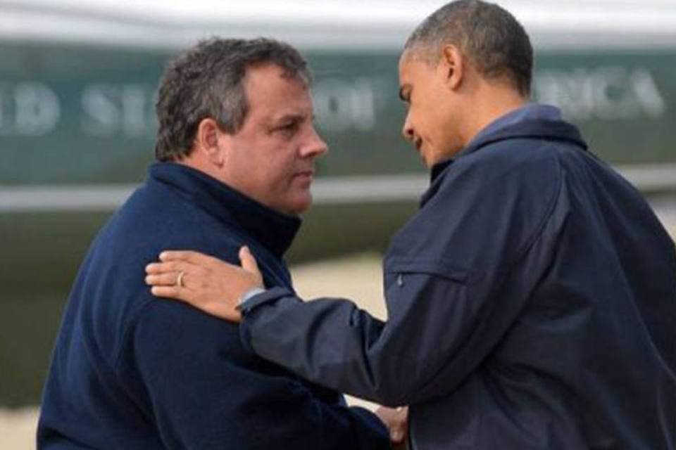 
	Obama &eacute; recebido pelo governador de Nova Jersey: &quot;eu endossei Mitt Romney 13 meses atr&aacute;s porque o considerei a melhor pessoa para o cargo&quot;, disse Christie
 (©AFP / Jewel Samad)