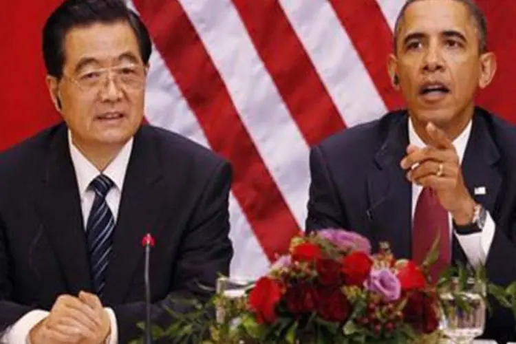 O presidente chinês, Hu Jintao (e), e o presidente norte-americano, Barack Obama, presidem um encontro com empresários no Salão Eisenhower, na Casa Branca (Reuters)