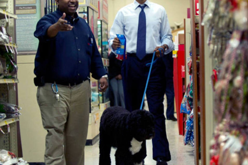 Barack Obama tira folga e faz compras de Natal com seu cachorro