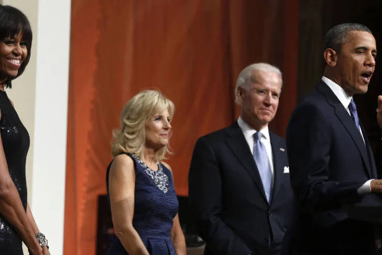 Presidente dos EUA, Barack Obama, primeira-dama, Michelle Obama, vice-presidente, Joseph Biden (2o à direita), e sua esposa vão à cerimônia de posse da Presidência, em Washington (Larry Downing/Reuters)
