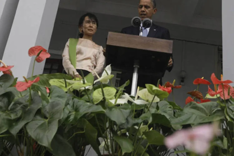 
	&nbsp;

	Obama foi recebido por uma multid&atilde;o entusiasmada em Yangon, onde se reuniu com o presidente Thein Sein e com a l&iacute;der oposicionista Suu Kyi
 (Soe Zeya Tun/Reuters)