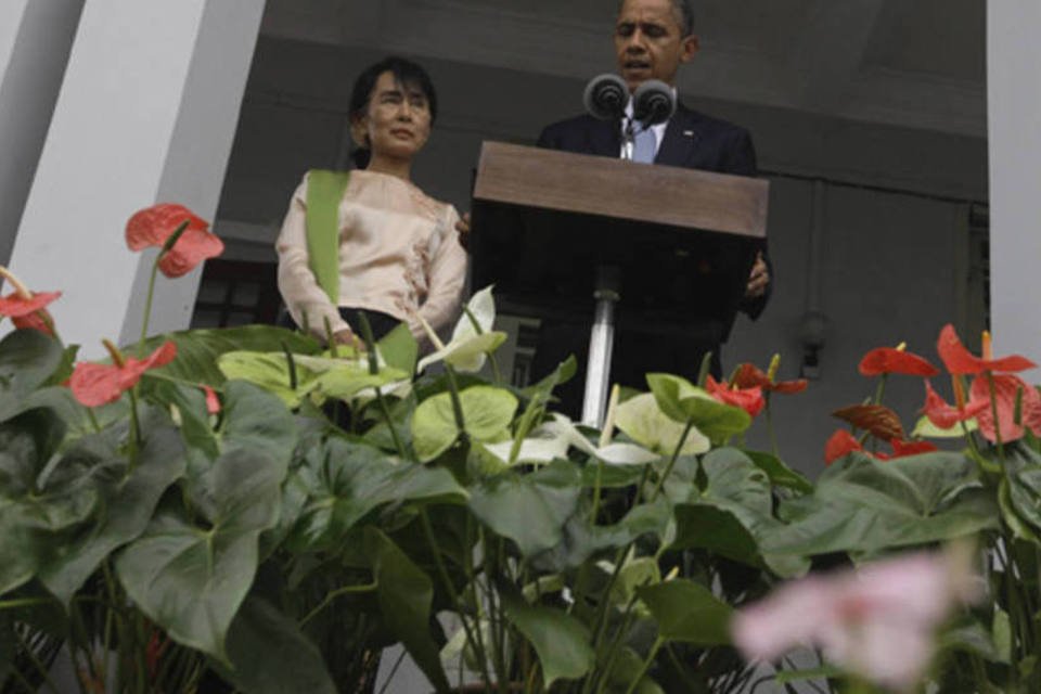 Obama leva elogios e pressão em visita histórica a Mianmar
