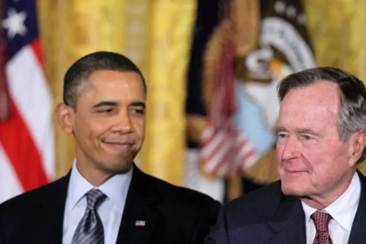Obama entrega medalha a George Bush