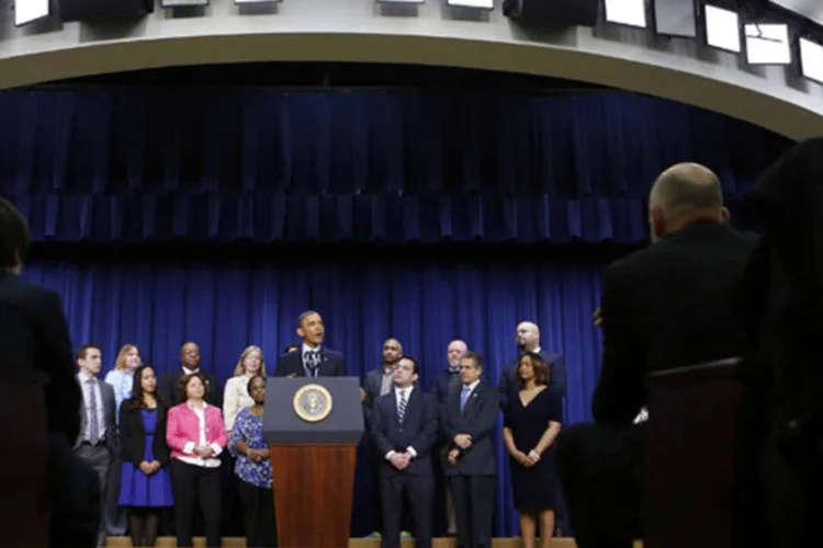 O presidente Barack Obama fala sobre as negociações do abismo fiscal na Casa Branca nesta segunda-feira (REUTERS/Larry Downing)