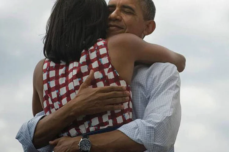 Barack e Michelle: foto que mostra o casal se abraçando depois da vitória de Obama ontem é a mais "curtida" da história do Facebook (Divulgação/Facebook)