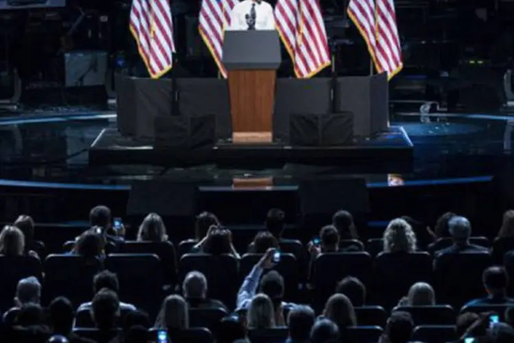 Barack Obama discursa no no Teatro Nokia, em Los Angeles: "Alguém finalmente toma medidas enérgicas contra Garibaldo", brincou o presidente (©AFP / Brendan Smialowski)