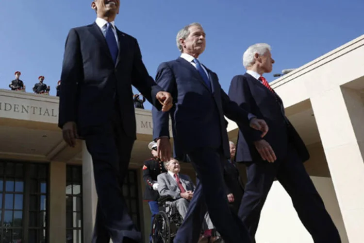 
	O presidente americano Barack Obama (E), os ex-presidentes George W. Bush (C) e Bill Clinton (D)
 (REUTERS/Jason Reed)