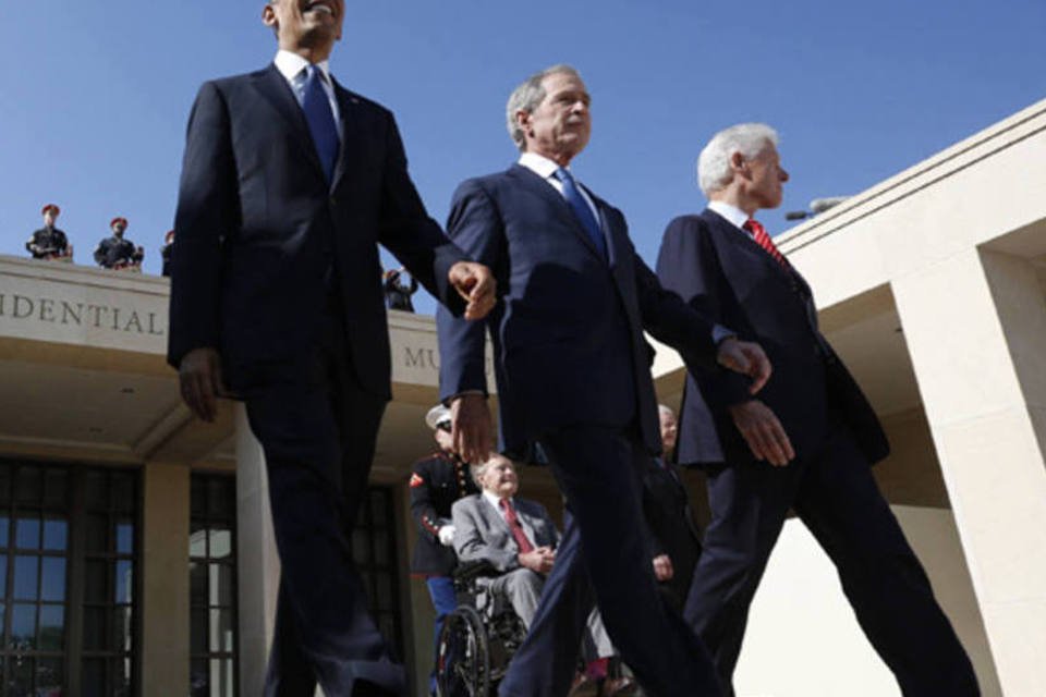 
	O presidente americano Barack Obama (E), os ex-presidentes George W. Bush (C) e Bill Clinton (D)
 (REUTERS/Jason Reed)