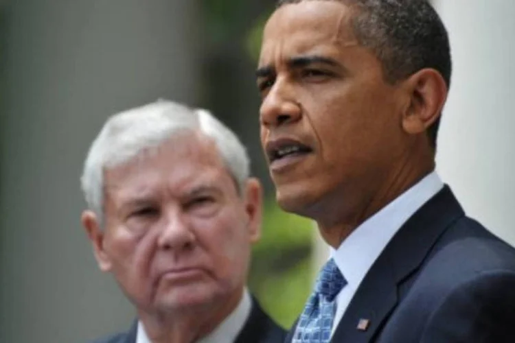 Bob Graham (ao fundo), um dos membros da comissão de investigação, e o presidente americano, Barack Obama (AFP/Mandel Ngan)