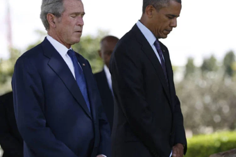 Obama Bush em homenagem a vítimas do ataque de 1998 à embaixada dos EUA na Tanzânia: durante visita à África, o presidente dos EUA tem feito elogios a seu antecessor (Jason Reed/Reuters)