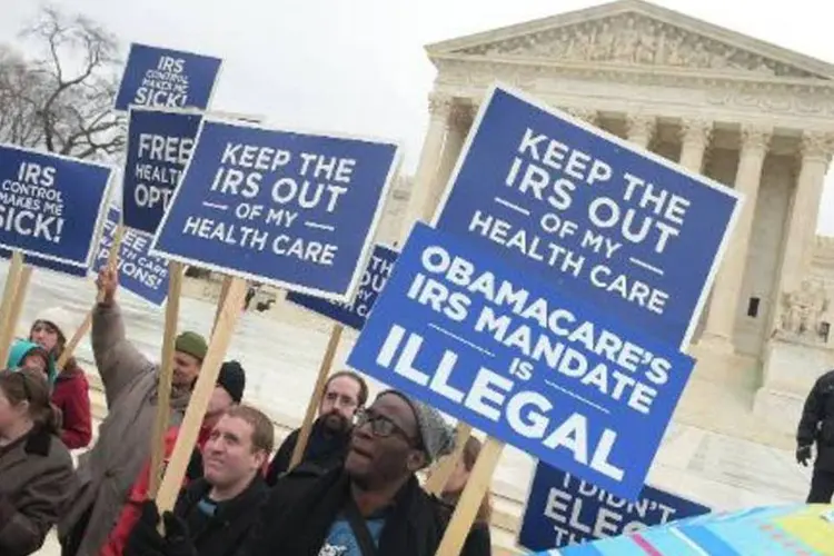 Manifestantes protestam contra o "Obamacare" na entrada da Suprema Corte dos Estados Unidos (Mandel Ngan/AFP)