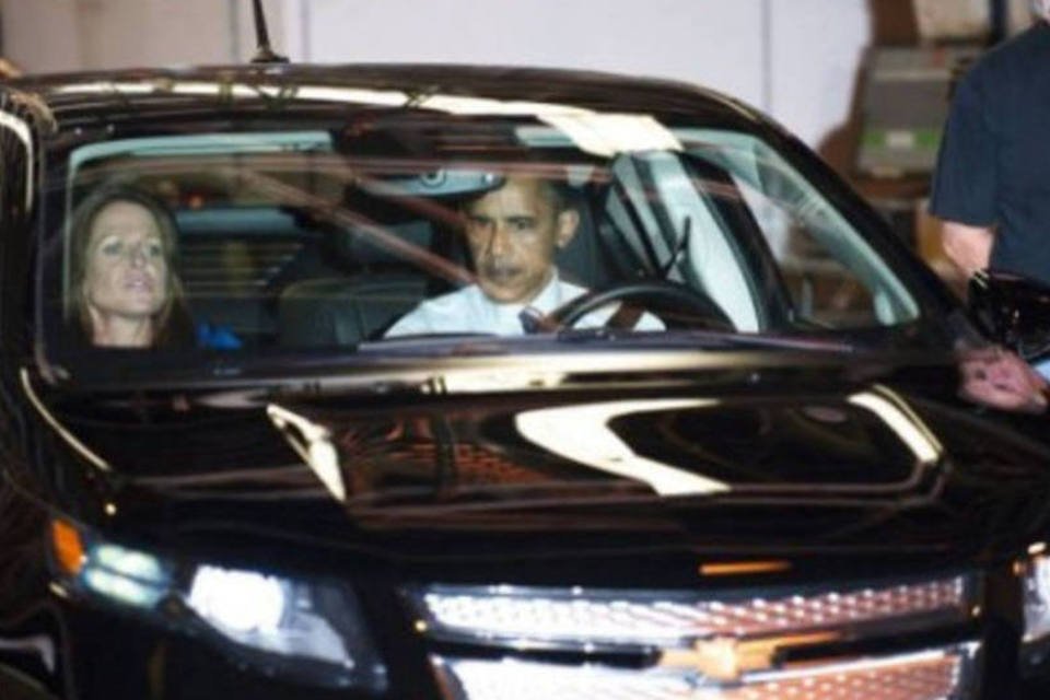 Obama dirige o Volt,  novo carro ecológico da GM
