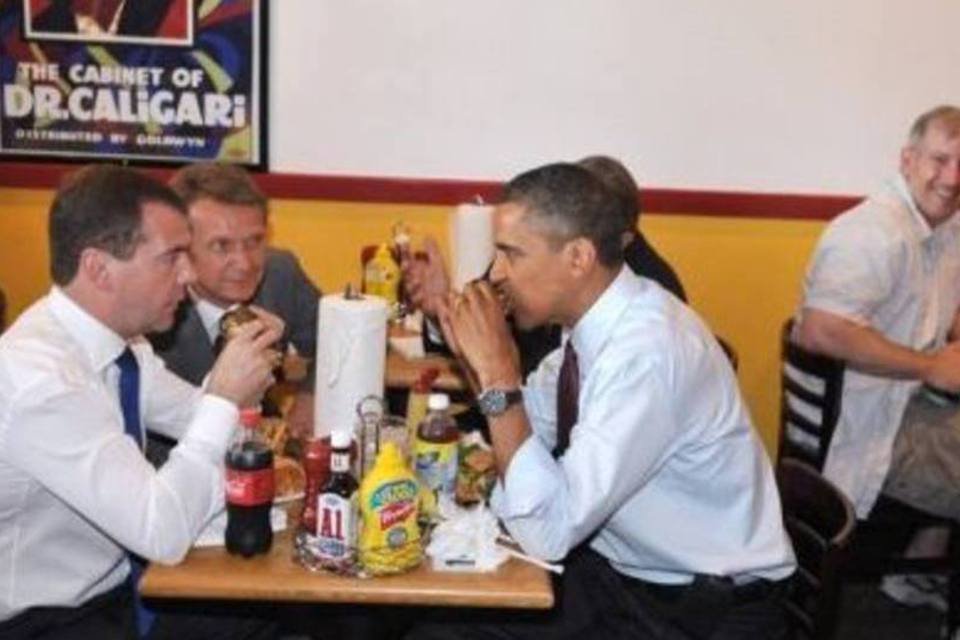 Obama vai com Medvedev a um fast-food comer cheesebúrguer