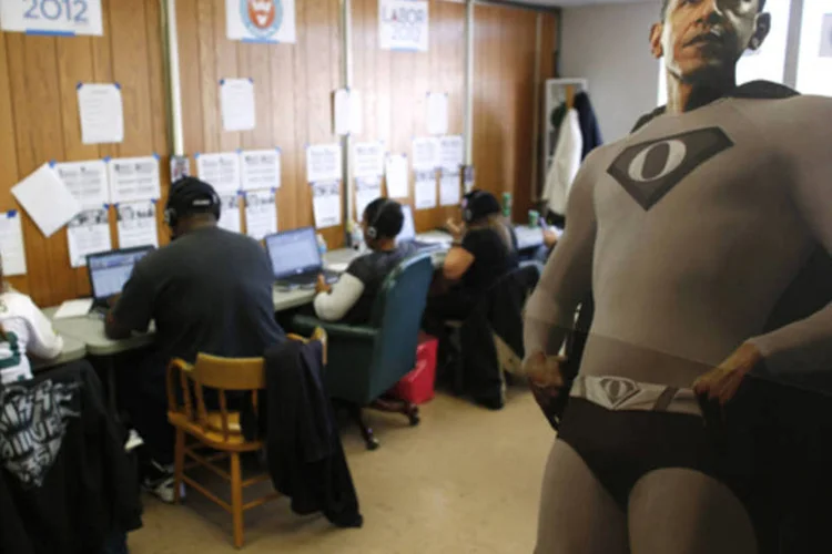 
	Um dos escrit&oacute;rios de campanha de Obama com uma montagem do presidente&nbsp;vestido como super-her&oacute;i
 (REUTERS)