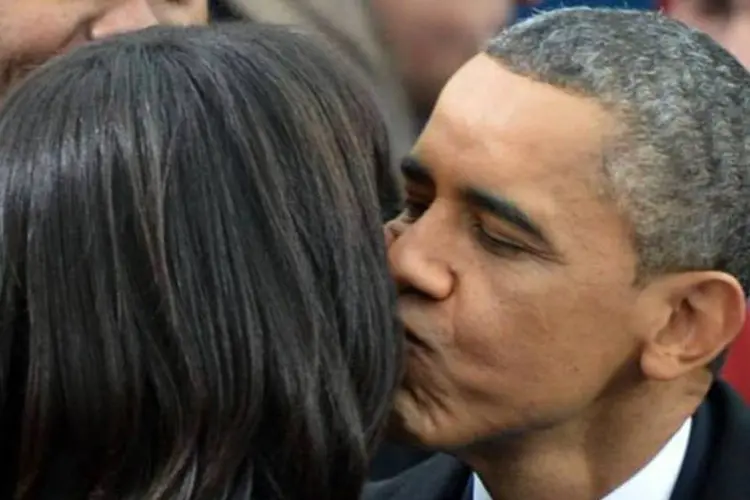 
	Casal Michelle Obama e Barack Obama: casal caminhou por algumas quadras, cercado por agentes do Servi&ccedil;o Secreto americano, antes de voltar a entrar na limusine
 (AFP/ Jewel Samad)