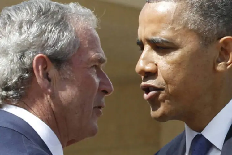 O presidente americano Barack Obama, e o ex-presidente George W. Bush: Bush deixou a Casa Branca em 2009 como um dos presidentes mais impopulares da história americana, com uma aprovação de apenas 34% segundo o Instituto Gallup. (REUTERS/Jason Reed)