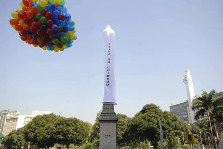 Obelisco da Avenida Rio Branco é coberto por uma camisinha gigante, no centro do Rio
 (Tomaz Silva/Agência Brasil)