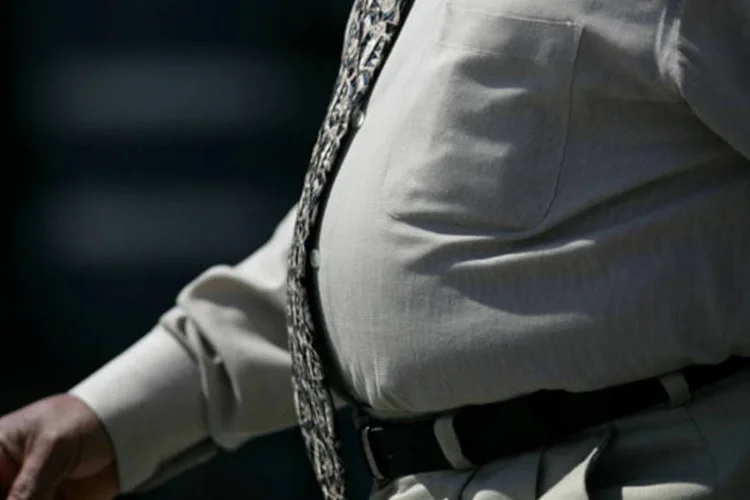 
	Homem acima do peso caminhando: mudan&ccedil;as no padr&atilde;o alimentar mundial fizeram com que a obesidade se tornasse uma doen&ccedil;a epidemiologicamente importante (Justin Sullivan/Getty Images)