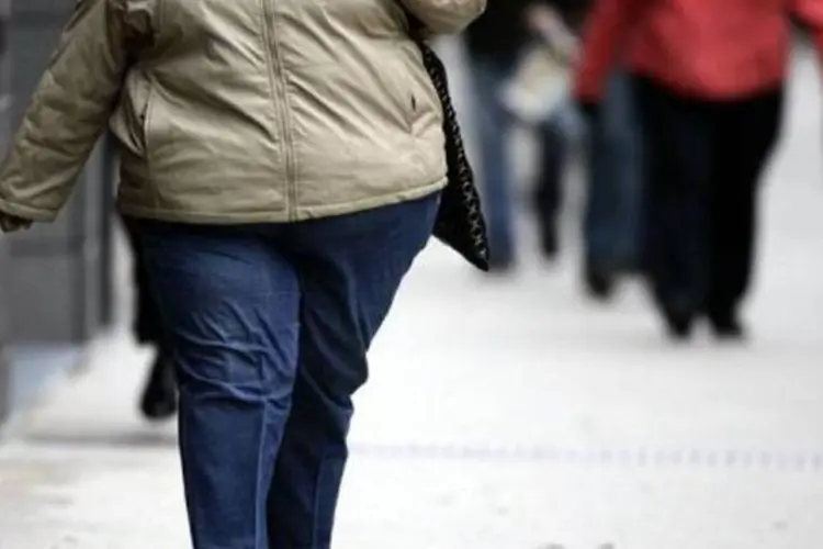 
	Pessoa com sobrepeso andando na rua: maior quantidade de tecido gorduroso define uma eleva&ccedil;&atilde;o de alguns riscos importantes para a sa&uacute;de, como colesterol, diabetes e problemas card&iacute;acos
 (AFP)