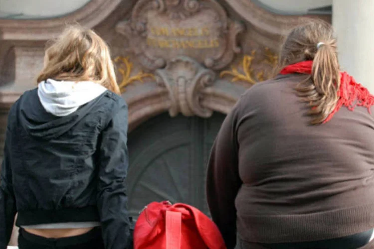Obesidade: mulher magra ao lado de mulher obesa (Guido Krzikowski/Bloomberg News)