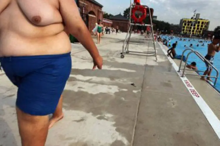 Pessoa obesa na piscina: no total, 12 estados americanos registram taxas de obesidade em adultos com um índice maior que 30% (©AFP/Getty Images / Mario Tama)