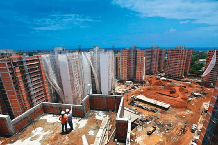 Obras do condomínio Le Parc Residential, em Salvador: ações tiveram a maior queda do mês (Fernando Vivas/Exame.com)