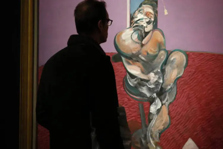 Visitante olha ao quadro “Portrait of George Dyer Talking”, de Francis Bacon, em exposição em na Christie's, em Londres (Olivia Harris/Reuters)