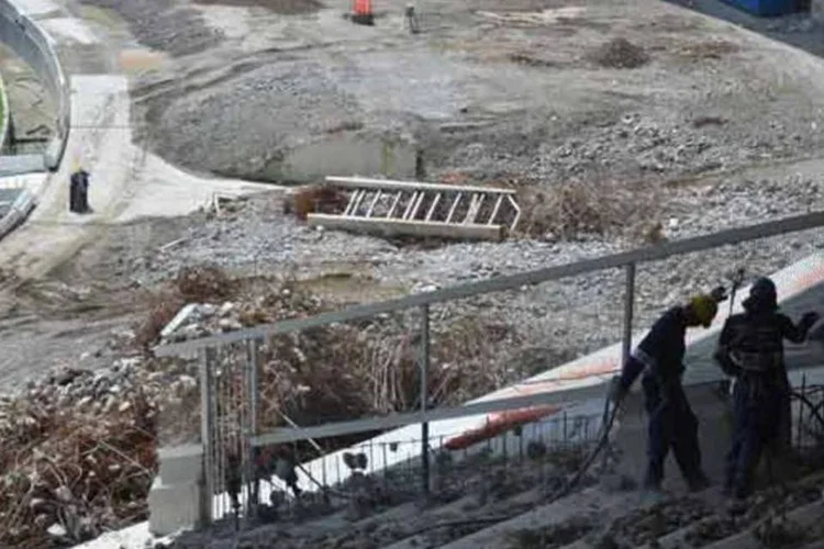 
	Obra no Maracan&atilde;: construtora Delta deixou cons&oacute;rcio para reforma do est&aacute;dio em abril de 2012
 (Jonas Oliveira / Placar)