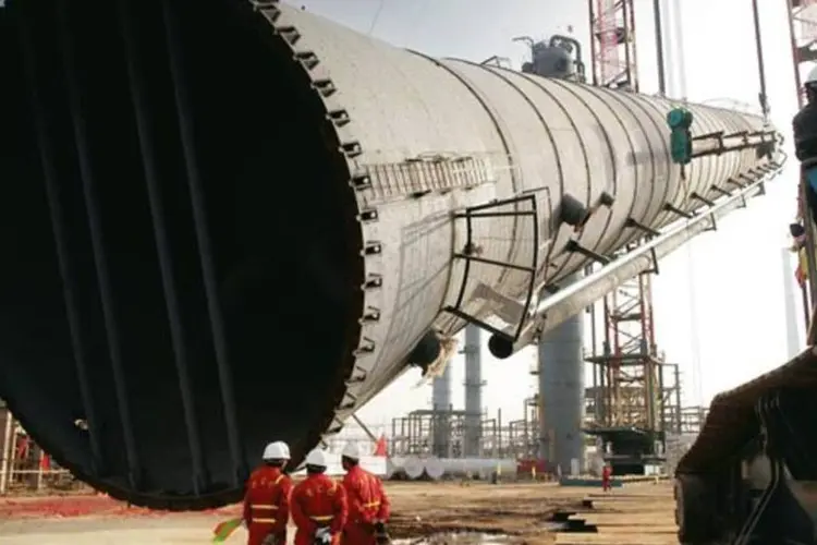 Obra da petroleira Sinopec, na China: uma das cinco maiores companhias do mundo, com vendas de 390 bilhões de dólares em 2011, faz parte das companhias que se beneficiaram da valorização do petróleo (ImagineChina/Corbis/LatinStock)