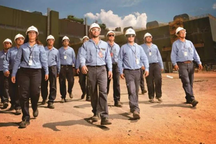 Diploma Alemão: A Companhia Siderúrgica do Atlântico, que começa a funcionar em julho, treinou 75% dos operários e enviou mais de 200 metalúrgicos para fazer cursos na sede da sócia ThyssenKrupp, na Alemanha (.)