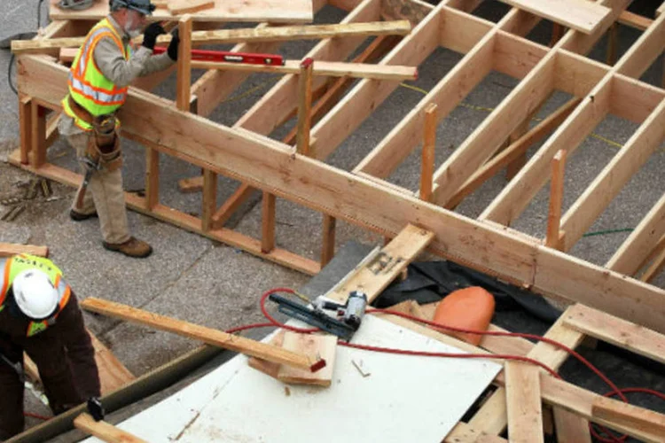 
	Oper&aacute;rios trabalham em constru&ccedil;&atilde;o de pr&eacute;dio: entre os estados, em 2012, ficou mais caro fazer obras nas regi&otilde;es Norte (R$ 873,05) e Sul (R$ 867,62)
 (Alex Wong/Getty Images)