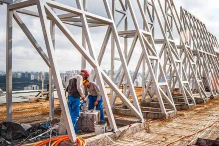 Obra em prédio da São Sarlos: a gestora de imóveis corporativos deu, em quatro anos, um retorno de 162% aos acionistas (Omar Paixão/EXAME)